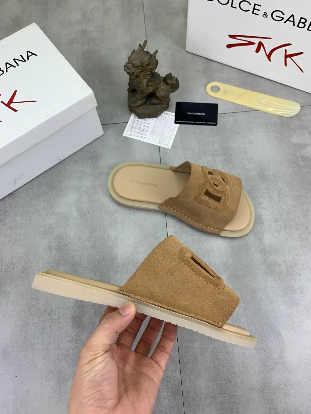 Men's shoes 💰P340 [New model] 💰High quality slippers💎💎💎 DG official website synchronizes the latest slippers 🩴 The highest version on the market, accept material comparison, shoe type comparison, process comparison, practical and textured, versatile and suitable for any occasion, the more you look at it, the more flavorful it becomes. Purely handmade craftsmanship - Upper material, calfskin imported from Italy 🇮🇹 - High-quality water-dyed sheepskin lining - Original high-quality private model customized combination outsole (super comfortable) -Size: 38-45 Color: 6️⃣ colors available